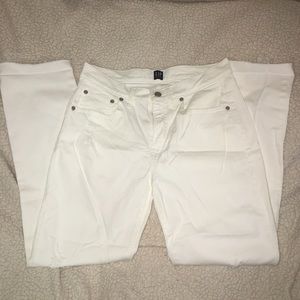 NWOT GAP WHITE DENIM GIRLFRIEND JEANS WITH STRETCH